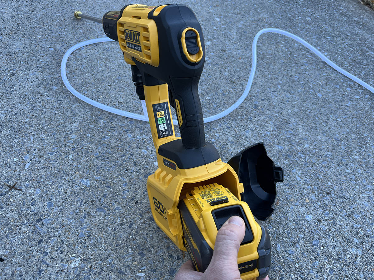 DeWalt FlexVolt 60V MAX Cordless Power Cleaner Review battery