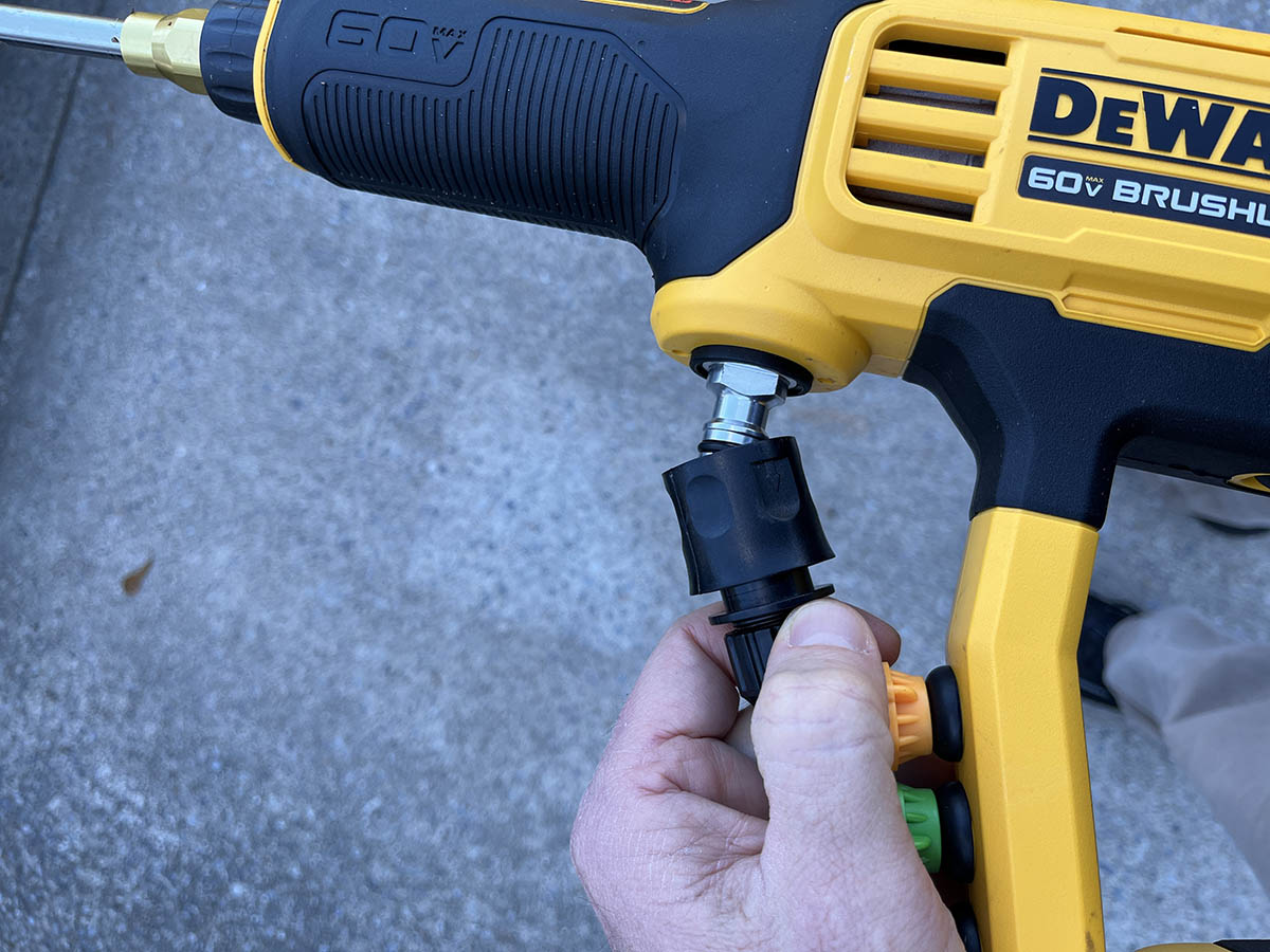 DeWalt FlexVolt 60V MAX Cordless Power Cleaner Review quick connect