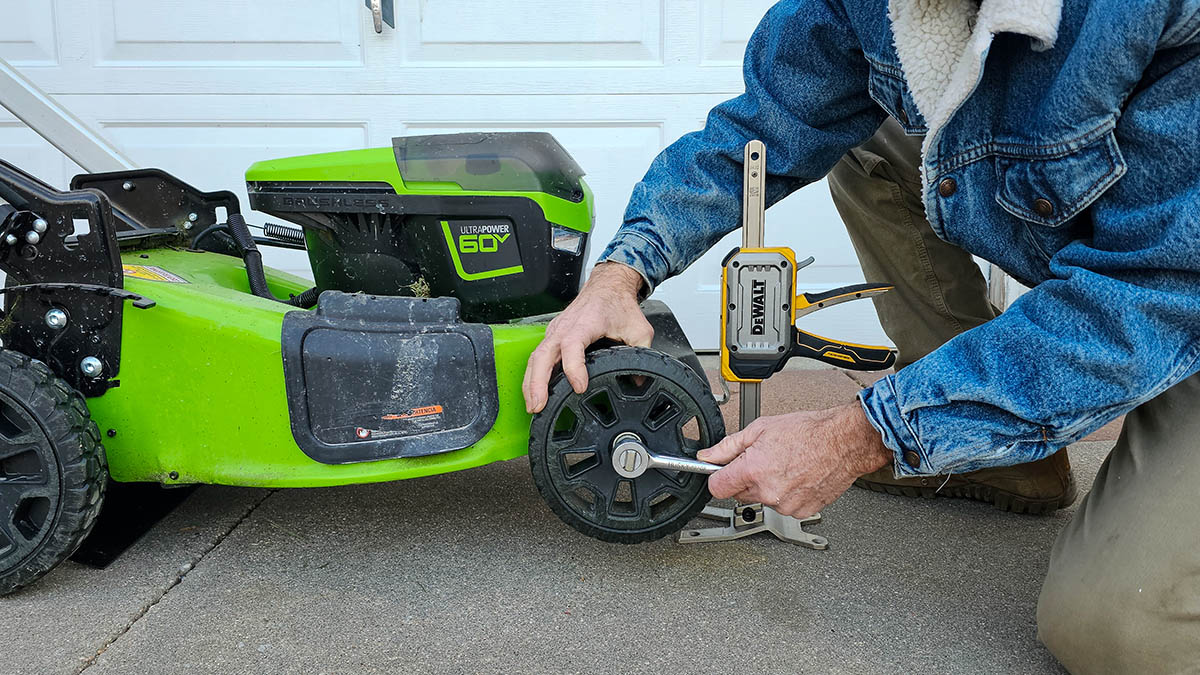 DeWalt’s ToughSeries Jack Review Lifting mower to change wheel