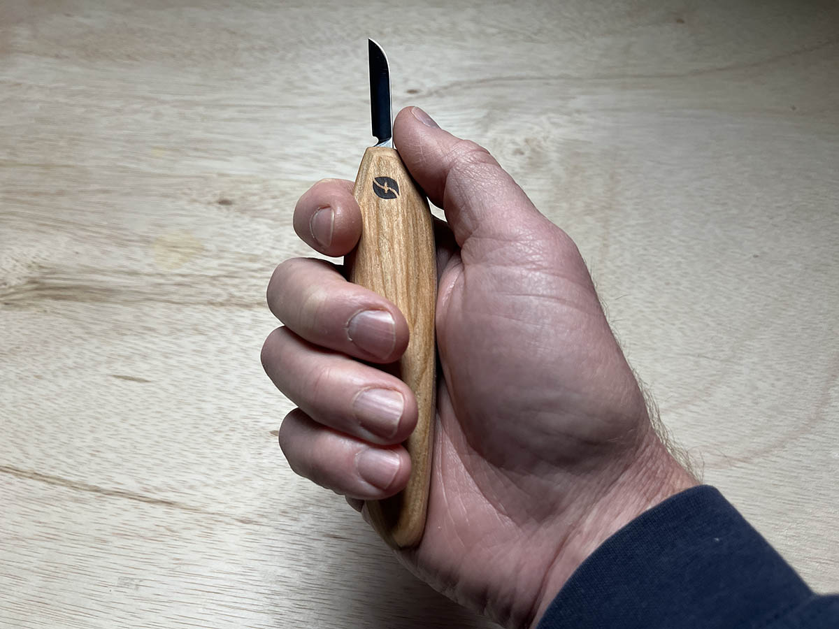 Flexcut knives review Flexcut Pro wood carving knife in hand