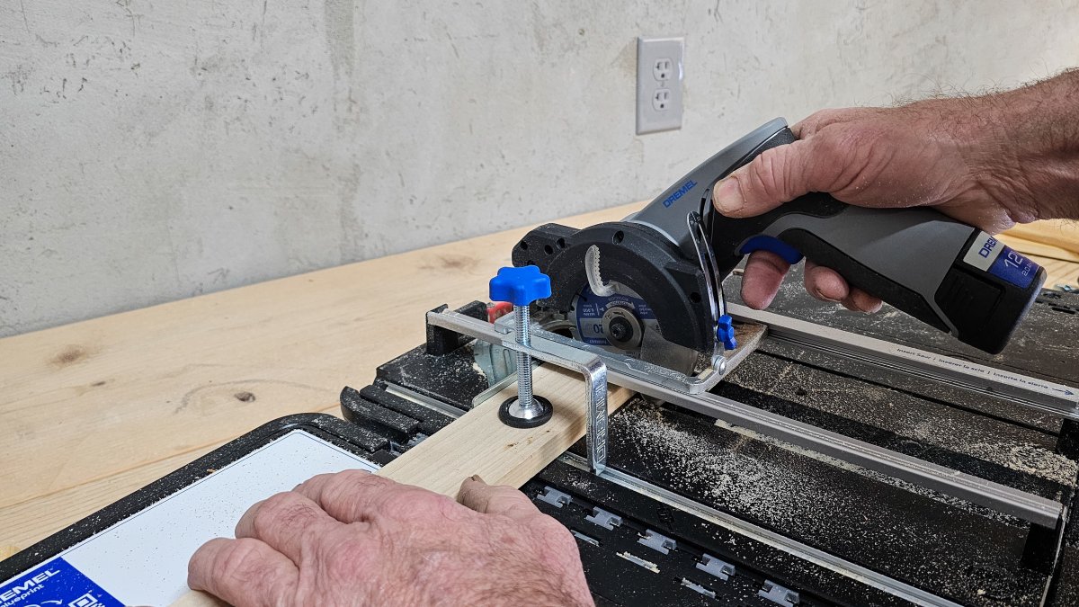 Making a straight cut on the Dremel Blueprint Portable Saw Station