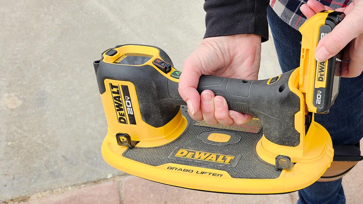 Dewalt Grabo Review inserting battery