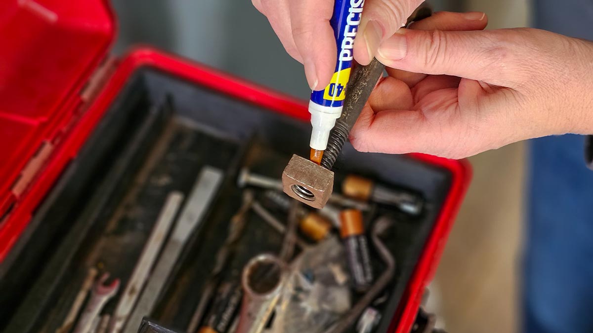 WD-40 Pen Review Loosening a rusty bolt with WD-40 Precision Pen