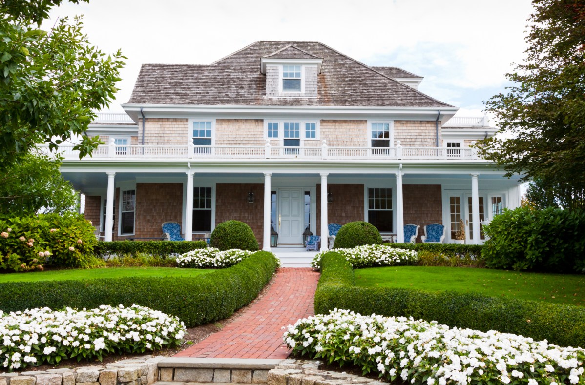 We Asked Landscaping Pros the 3 Biggest Curb Appeal Mistakes to Avoid
